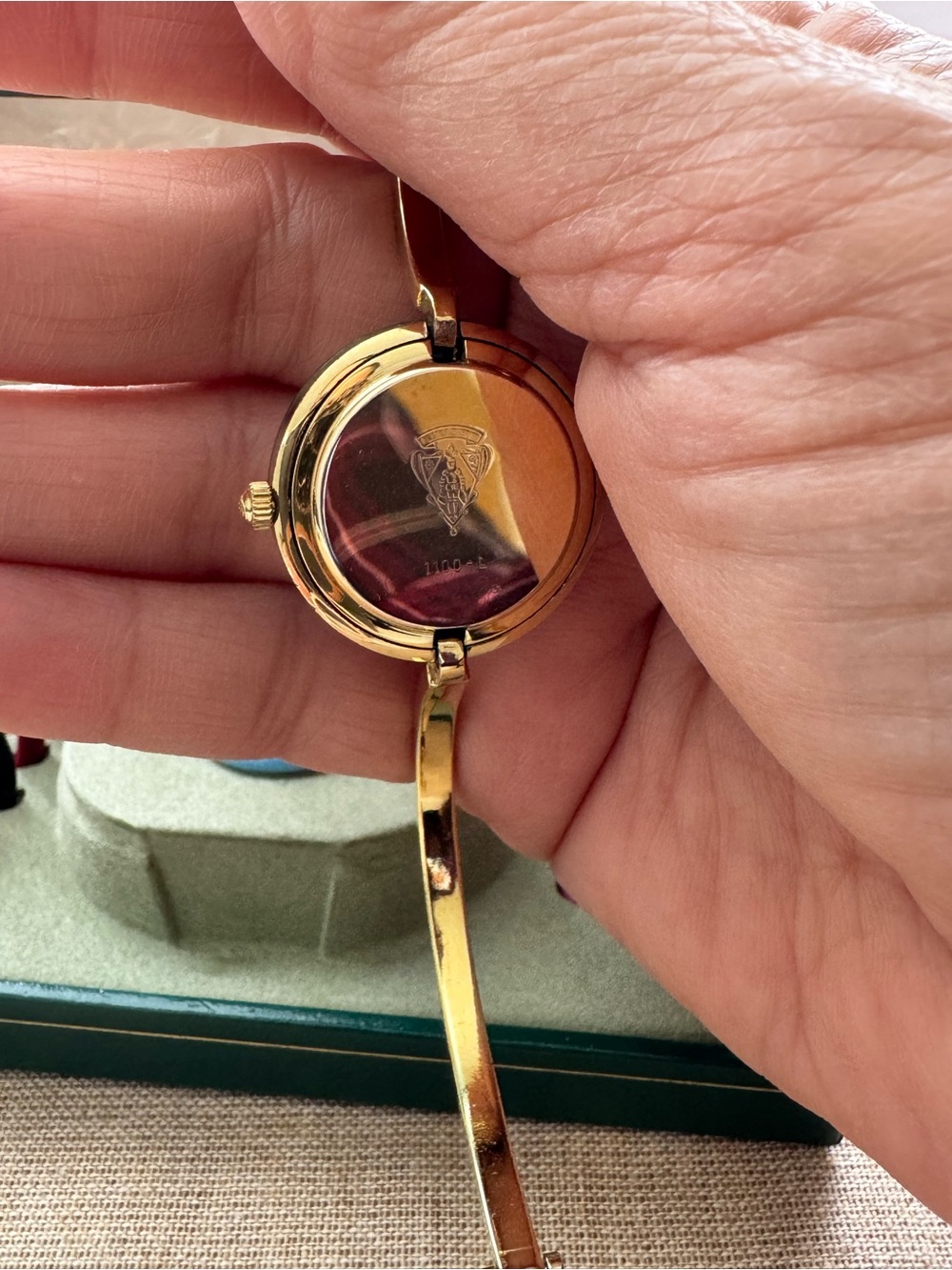 Gucci Gold Bangle Watch with Interchangeable Multicolor Bezels - Picture 11 of 16
